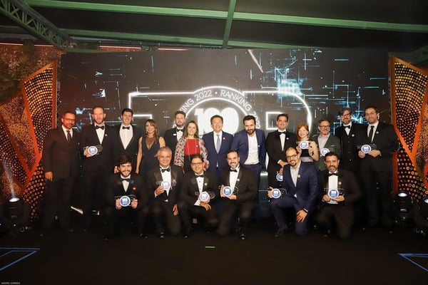 Rede parcerias recebendo o prêmio do 100 Open Startups 2022