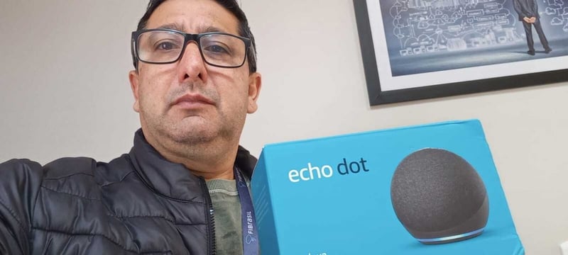Cliente segurando uma alexa, prêmio de um sorteios mencionados na Retrospectiva do Rede Parcerias