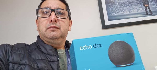 Cliente segurando uma alexa, prêmio de um sorteios mencionados na Retrospectiva do Rede Parcerias