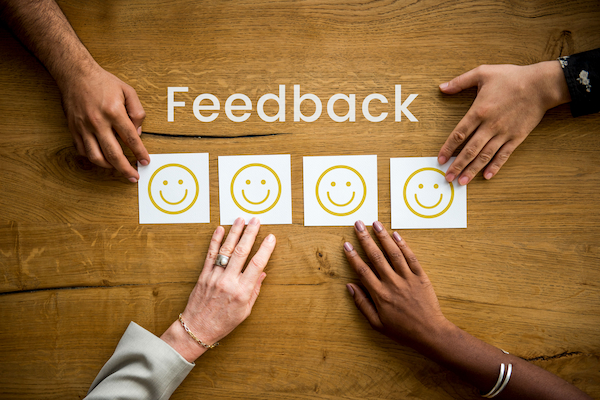 mãos unem imagens sobre o feedback, prática essencial para uma cultura com foco no cliente
