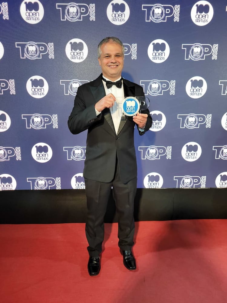 Thiago Mattos, cofundador do Rede Parcerias, com o prêmio 100 Open Startups.