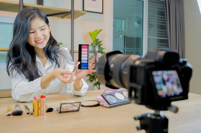 imagem de uma pessoa realizando um live commerce