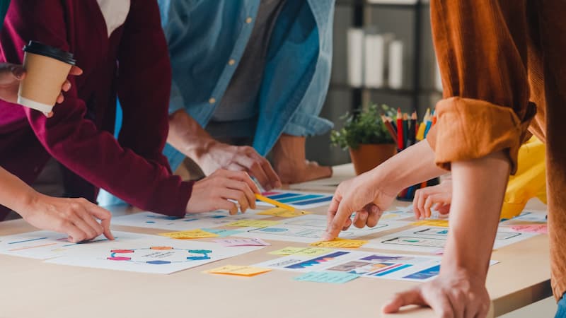 colaboradores em reunião de inovação