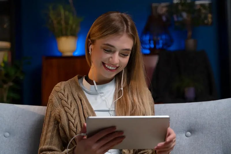 Uma pessoa usando um tablet conectado a internet