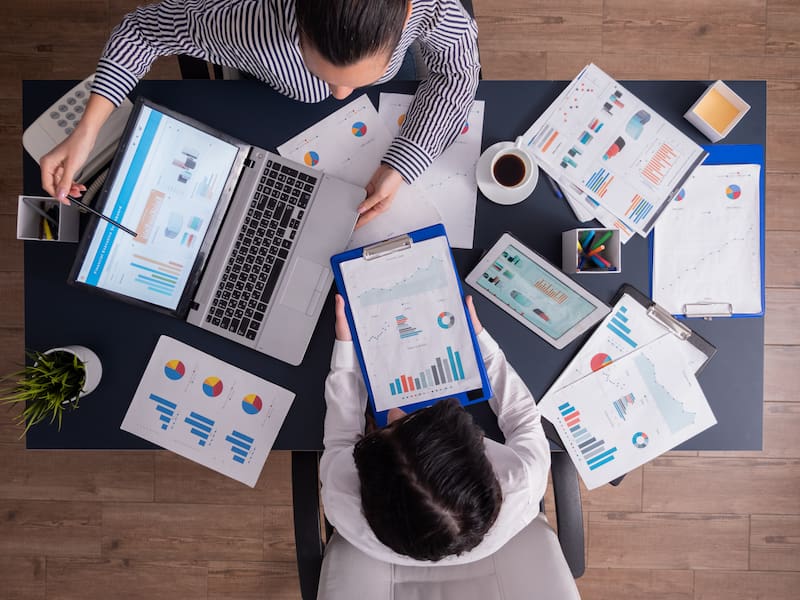Equipe reunida para criar uma estratégia de marketing.