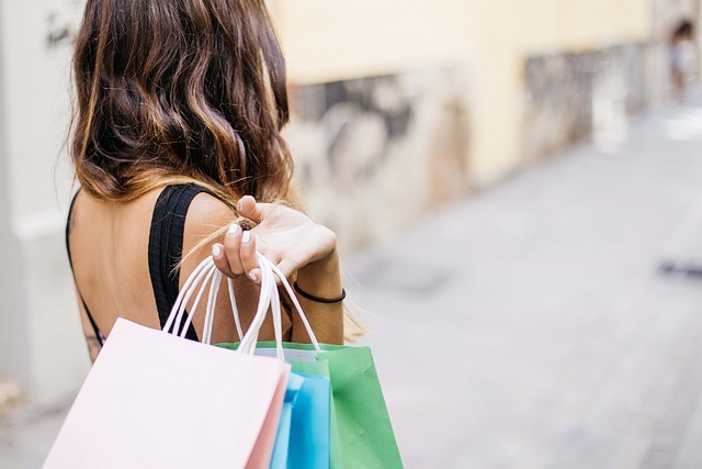 Imagem ilustrativa de um cliente fiel fazendo compras