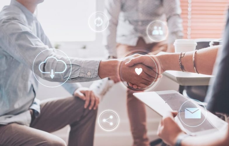 atendente e clientes apertam as mãos para representar o sucesso do marketing de relacionamento 