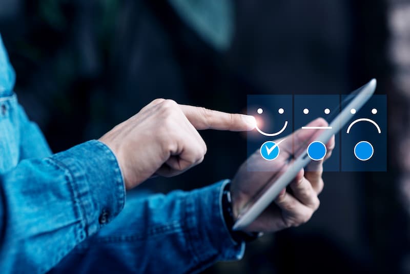Cliente dando avaliação positiva para empresa