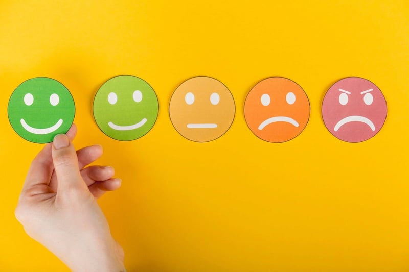 imagem com rostinhos apontado para um feedback positivo