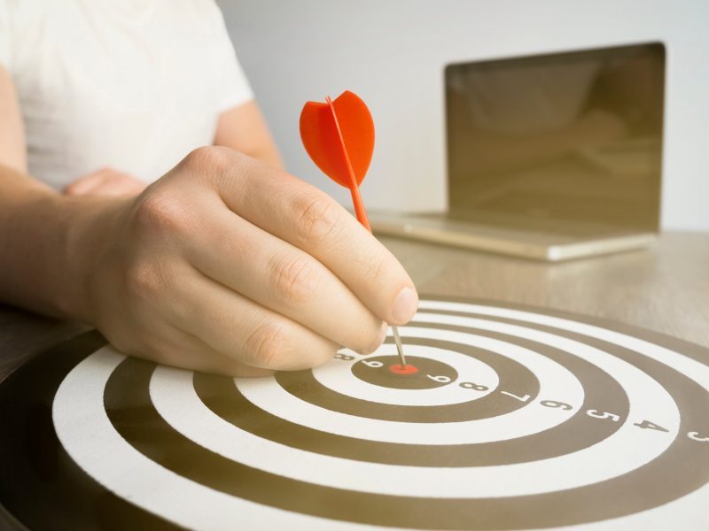 Pessoa marca um lavo para representar a importância das metas para captar clientes de seguros
