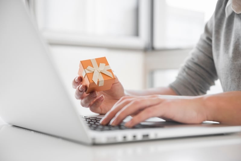 imagem de cliente segurando um presente