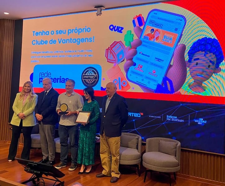 Rede parcerias recebendo e o selo de Inovação Pateo 76