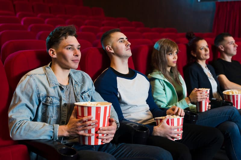Pessoas assistindo a um filme