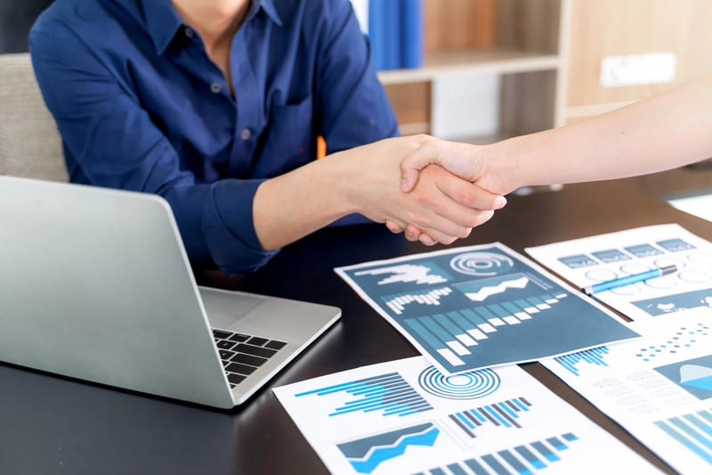 Aperto de mão entre empresa e cliente