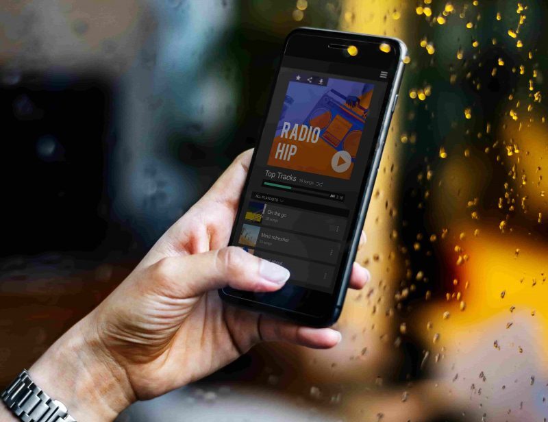 celular aberto no aplicativo spotify
