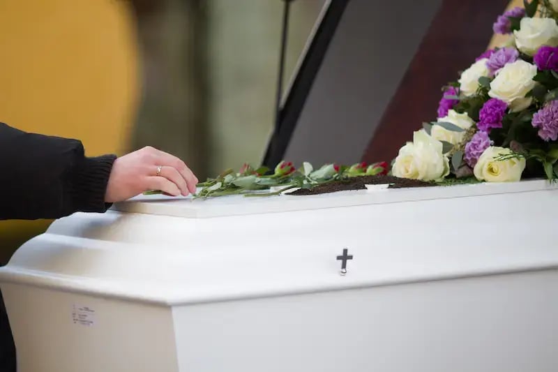 Imagem de um caixão em carro funerário