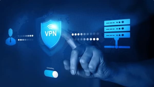Imagem azulada com uma mão masculina tocando um holograma de VPN.