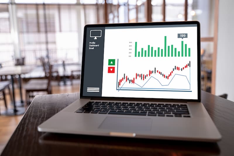 foto de um computador com uma ilustração de lucro