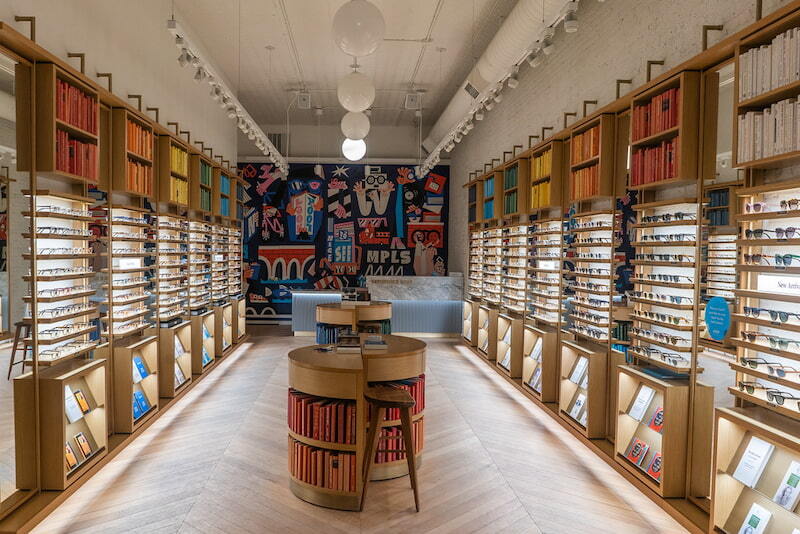 Loja da Warby Parcker, com os produtos que clientes podem escolher