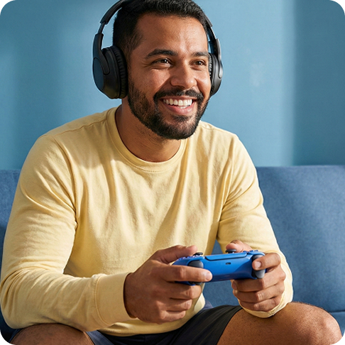 uma pessoa jogando uma pessoa jogando