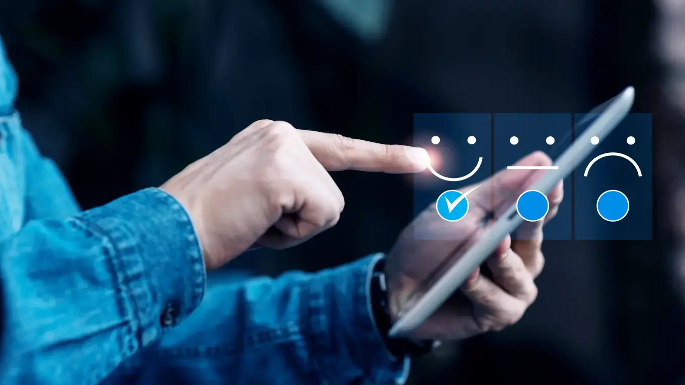 cliente avaliando positivamente uma empresa