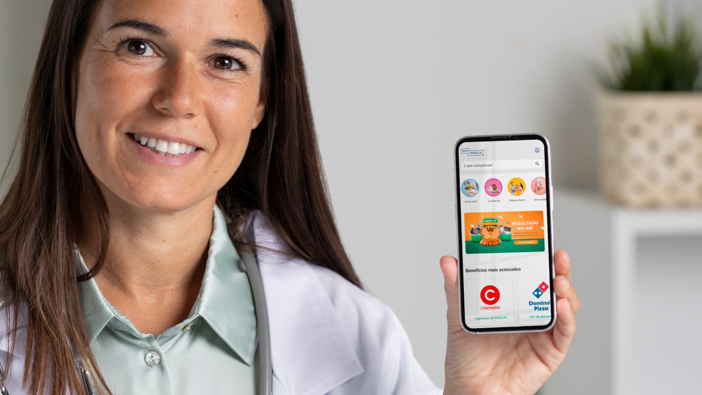 médica segurando um celular com clube de vantagens