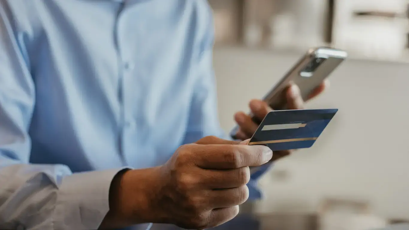 Cliente segurando cartão de banco