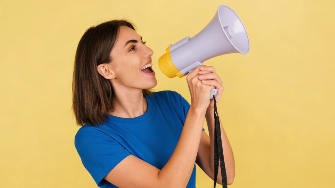 Pessoa segurando mega fone
