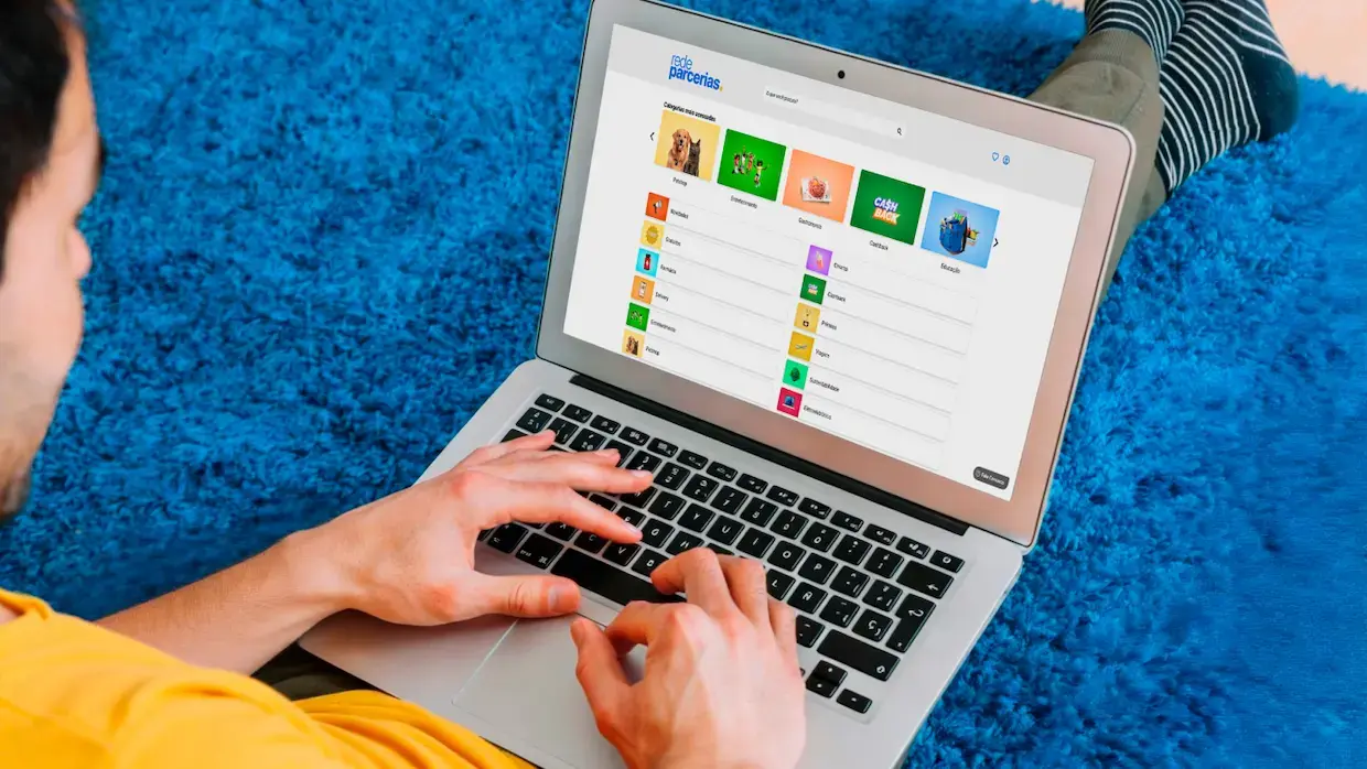 pessoa acessando um clube de vantagens