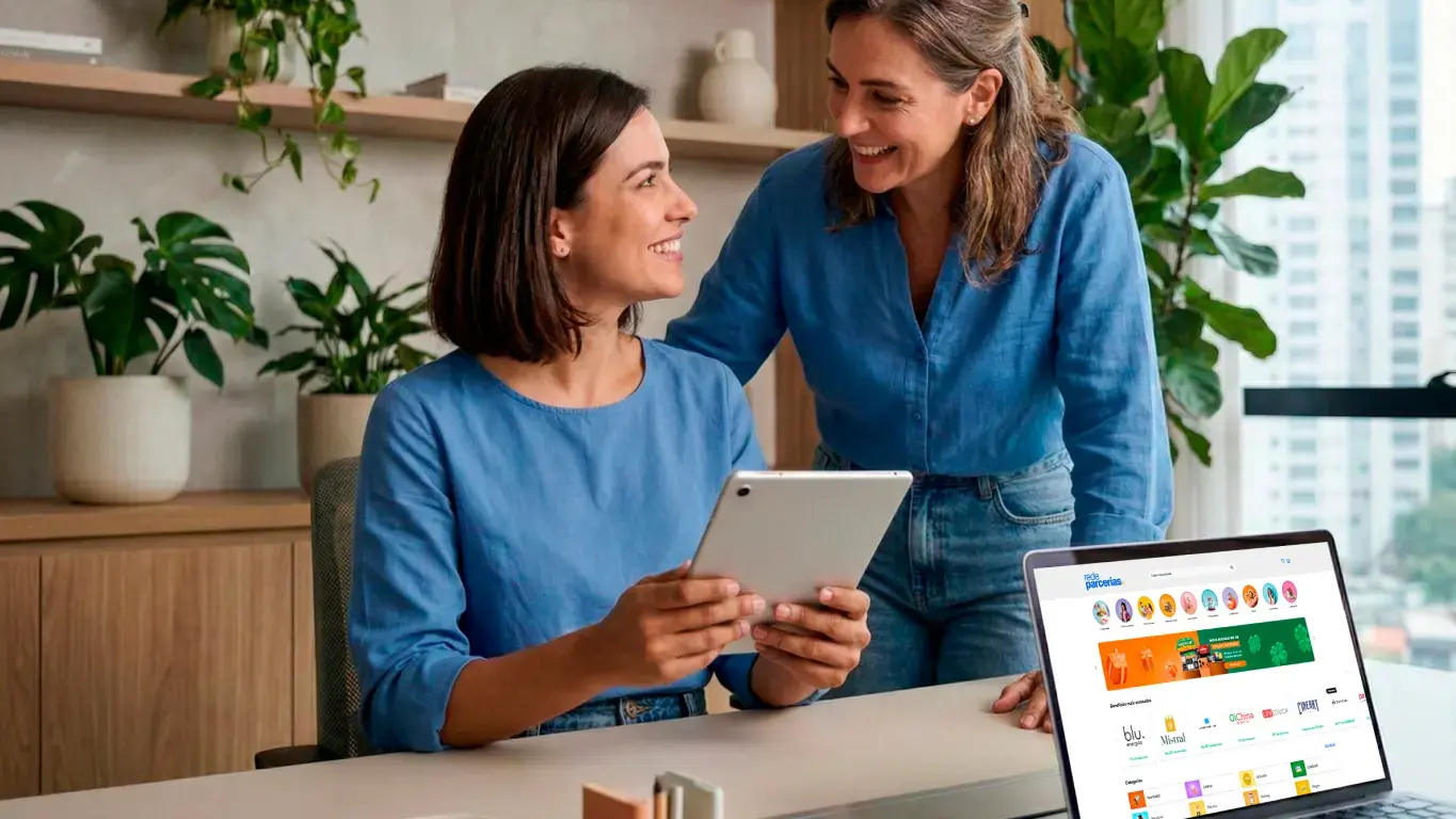 Pessoas acessando um clube de benefícios