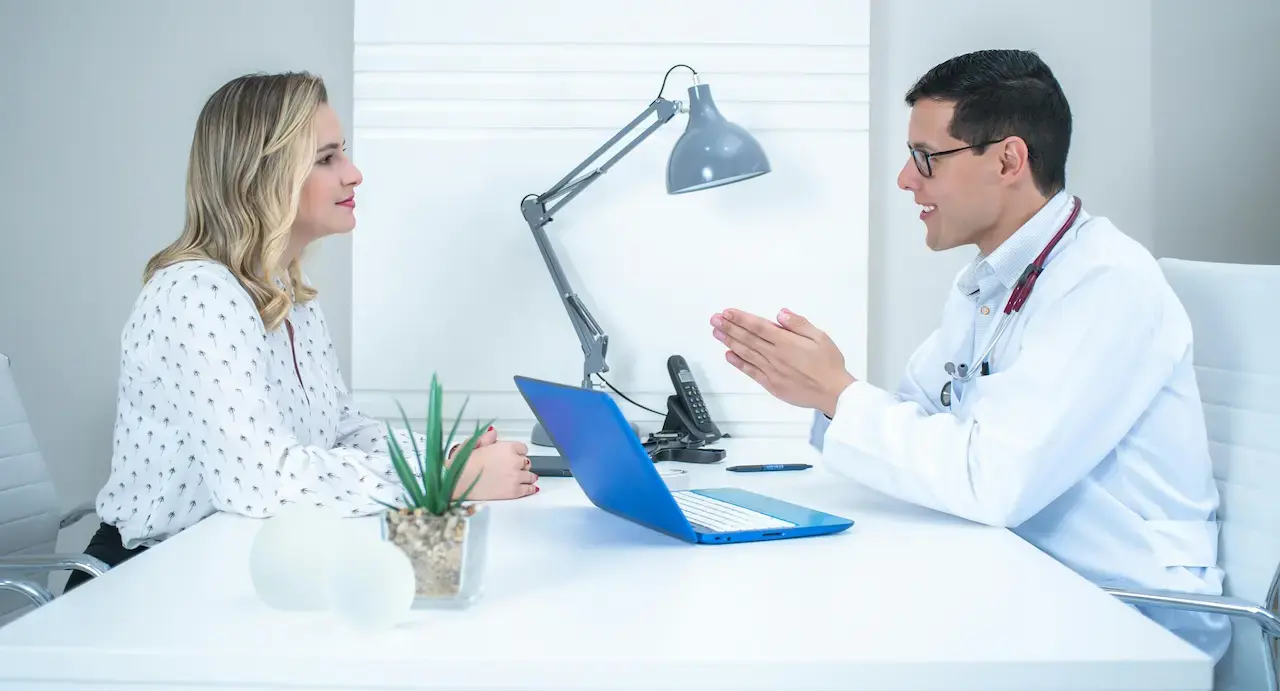 médico conversando com paciente