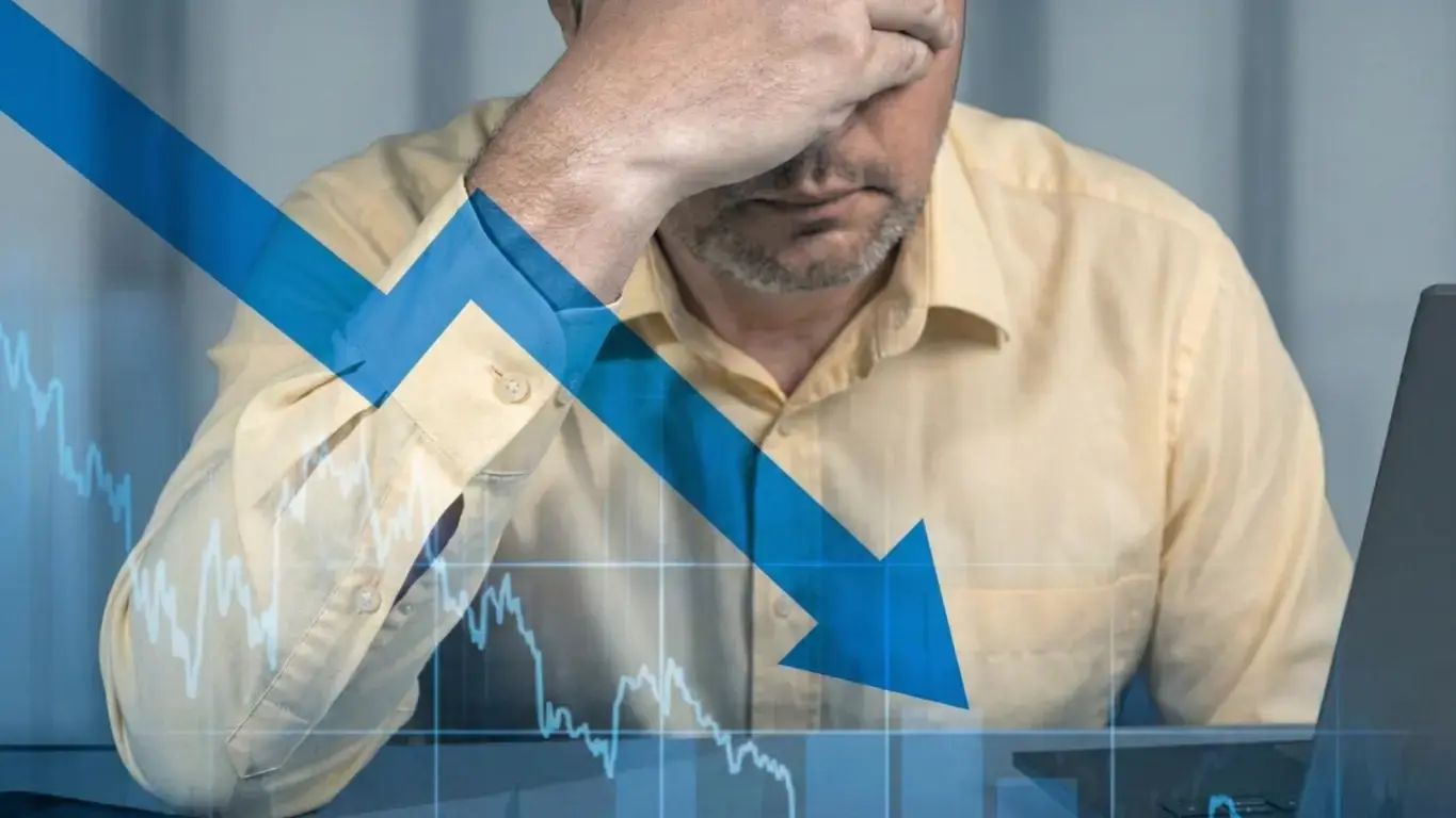 Empreendedor vendo gráfico em queda