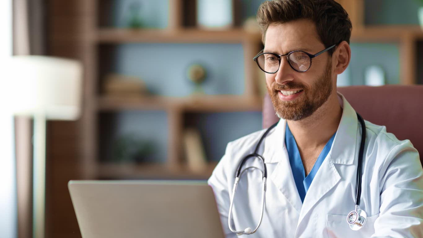 médico usando ferramenta de marketing