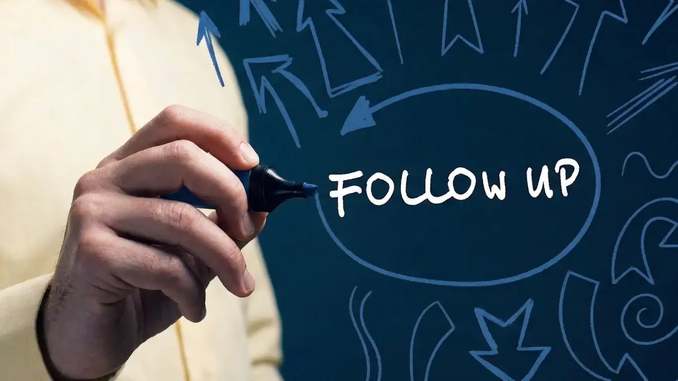 Uma pessoa escrevendo a palavra follow-up