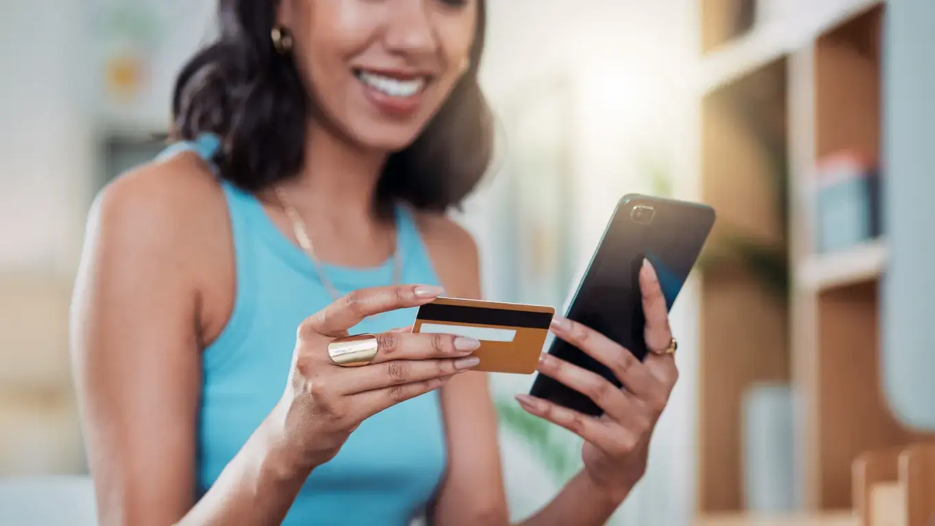 Imagem de uma pessoa segurando um cartão de banco