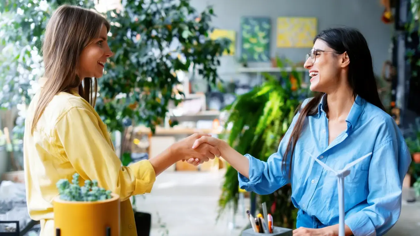 Imagem com clientes sorridentes