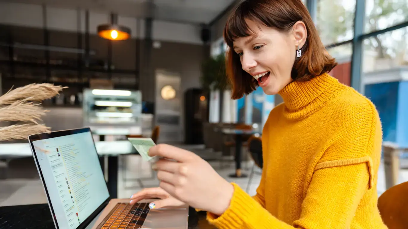 Imagem de uma pessoa acessando uma plataforma de cashback