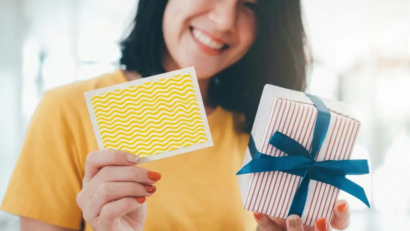 cliente segurando cartão e presente